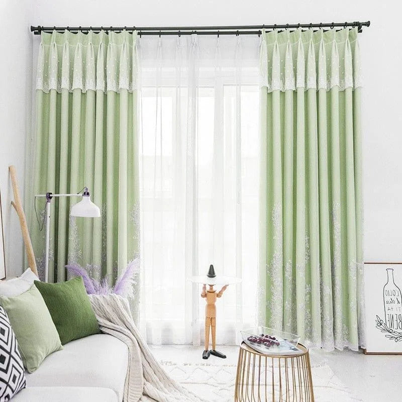 Paire de rideaux verts pour salon moderne, ajoutant une touche de fraîcheur et d'élégance à la décoration intérieure. Ces rideaux offrent une ambiance lumineuse et accueillante tout en préservant l'intimité. Parfait pour compléter une décoration épurée avec des accents naturels.