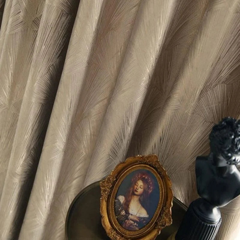 Rideau élégant à motifs subtils, idéal pour ajouter une touche sophistiquée à votre intérieur. Il s'harmonise parfaitement avec des éléments décoratifs classiques comme un cadre orné d'une peinture et une statuette noire. Parfait pour les amateurs de design raffiné et d'atmosphères chaleureuses.