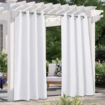 Rideaux d'extérieur élégants suspendus sous une pergola blanche moderne en terrasse, créant un espace de détente ombragé. Ces rideaux apportent une touche d'intimité et de sophistication à votre jardin ou terrasse, tout en s'harmonisant avec le mobilier d'extérieur. Idéal pour transformer votre espace en un lieu accueillant et confortable.