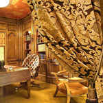 Rideau luxueux brodé avec motifs élégants dorés, idéal pour ajouter une touche de raffinement à votre bureau. Parfait pour les intérieurs classiques et sophistiqués, ce rideau se marie harmonieusement avec un mobilier en bois et des fauteuils capitonnés, créant une atmosphère chaleureuse et accueillante. Optimisez votre décoration intérieure avec cet accessoire de choix qui met en valeur vos espaces de travail avec style.