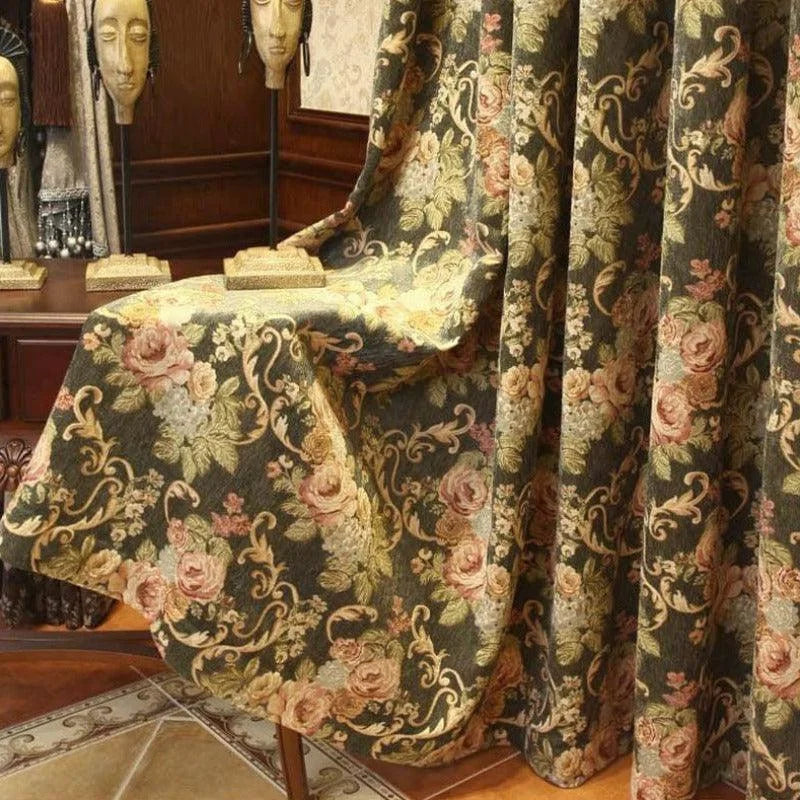 Rideau décoratif élégamment orné de motifs floraux romantiques. Idéal pour ajouter une touche de charme classique à votre intérieur, parfait pour les salons ou les chambres. Découvrez l'élégance intemporelle de ce rideau avec ses détails artistiques et son allure raffinée. Transformez votre espace avec ce choix de décoration qui combine à la fois style et sophistication.