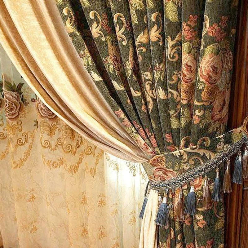 Rideau de luxe avec motif floral élégant, idéal pour ajouter une touche de sophistication à votre intérieur. Ce rideau vintage se distingue par ses détails artistiques et son harmonie de couleurs douces, parfait pour un salon ou une chambre au style raffiné. Accessoire d'habillage de fenêtre pour ceux qui cherchent à créer une ambiance chaleureuse et accueillante.