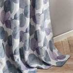 Rideau moderne avec motif de feuilles violet et bleu, idéal pour ajouter une touche élégante et naturelle à votre intérieur. Tissu de haute qualité, parfait pour une chambre ou un salon contemporain. Disponibilité en plusieurs tailles pour s'adapter à toutes les fenêtres.