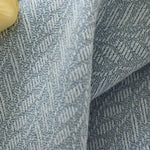 Tissu bleu avec motif géométrique subtil, idéal pour la décoration intérieure ou la confection de vêtements élégants. Design moderne et raffiné convenant à divers projets créatifs.