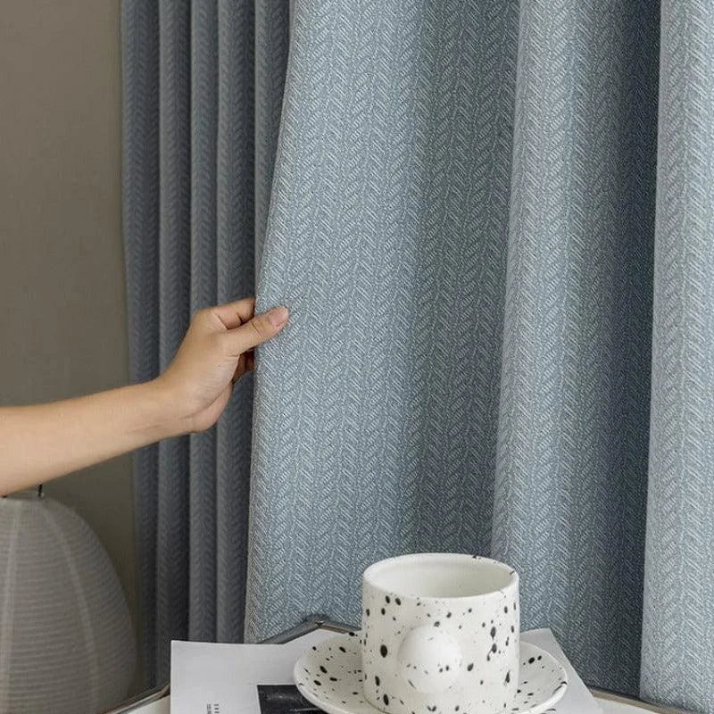 Rideau décoratif bleu doux avec motif chevrons, idéal pour ajouter une touche élégante à votre intérieur. Parfait pour la chambre ou le salon, ce rideau offre une ambiance chaleureuse et moderne. Facile à intégrer dans tout type de décoration grâce à son design subtil et élégant.