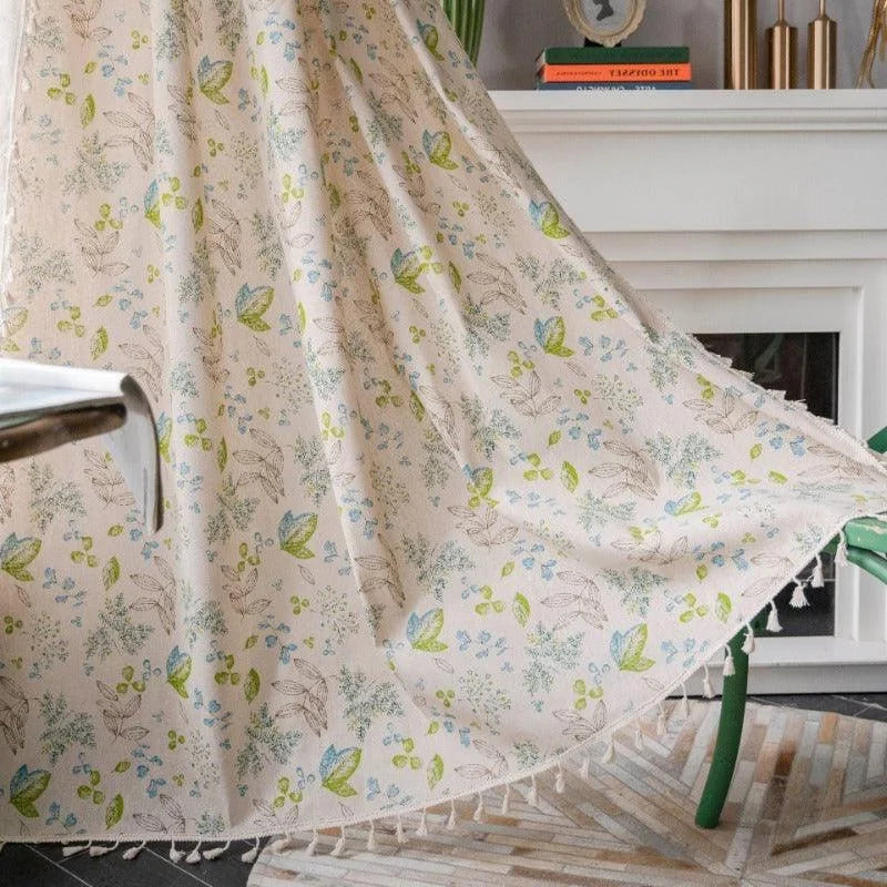 Plaid élégant avec motifs floraux verts et bleus, idéal pour ajouter une touche de fraîcheur à votre salon. Parfait pour se réchauffer tout en apportant une note déco naturelle et apaisante à votre intérieur. Accessoire de maison tendance et raffiné.