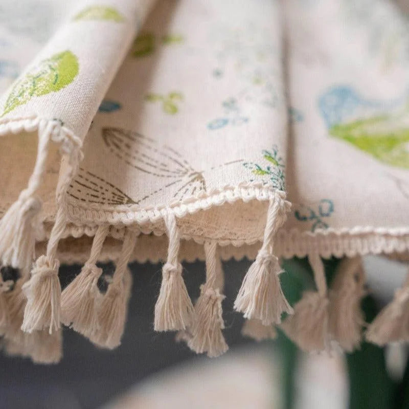 Nappe élégante avec motifs floraux et bordure à franges, idéale pour sublimer votre table lors de repas et occasions spéciales. Accessoire décoratif raffiné pour une ambiance chaleureuse et accueillante.