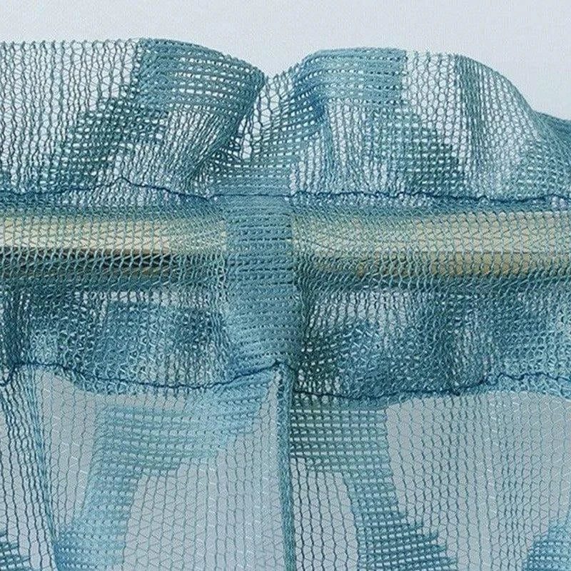 Rideau bleu translucide monté sur tringle, idéal pour ajouter une touche élégante et légère à votre intérieur. Parfait pour adoucir la lumière et donner une ambiance chaleureuse et accueillante à n’importe quelle pièce de la maison.