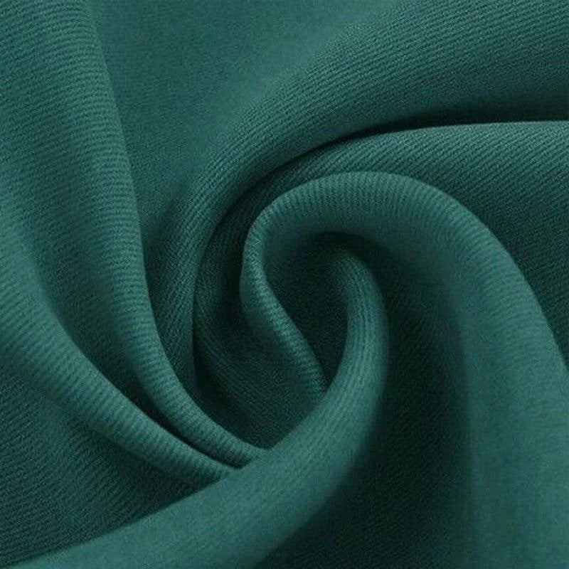 Texture textile verte en gros plan, montrant une douce et élégante draperie. Cette image illustre la qualité et l'élégance des textiles disponibles pour vos projets de couture ou de décoration. Optimisée pour les besoins de confection de vêtements ou d'ameublement intérieur avec un souci du détail esthétique.