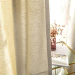 Rideau beige élégant laissant passer la lumière naturelle, idéal pour créer une ambiance chaleureuse dans votre intérieur. Accompagné de fleurs décoratives et d'une table en verre doré, parfait pour une décoration de salon contemporaine et apaisante.