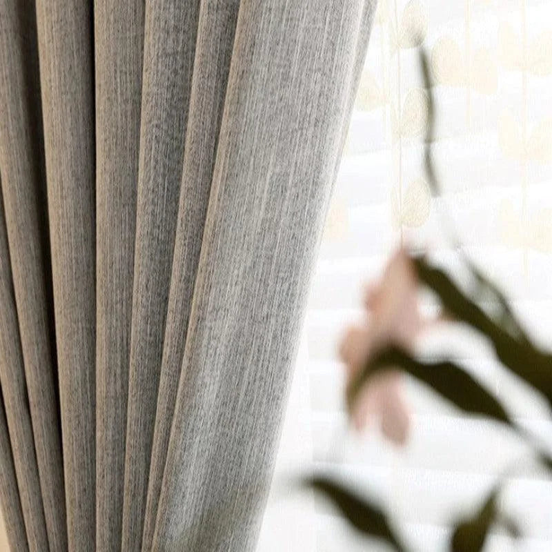 Rideau élégant gris pour salon moderne, offrant une ambiance apaisante et contemporaine à votre intérieur, idéal pour filtrer la lumière naturelle tout en préservant l'intimité. Parfait pour compléter une décoration intérieure chic et sobre.