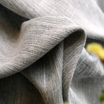 Tissu gris élégant avec texture douce, idéal pour la confection de vêtements et articles de décoration intérieure, ajoutant une touche moderne et raffinée à votre espace.