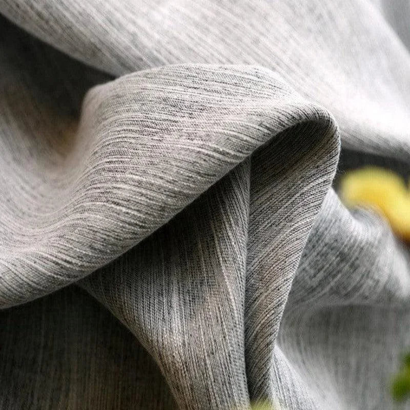 Tissu gris élégant avec texture douce, idéal pour la confection de vêtements et articles de décoration intérieure, ajoutant une touche moderne et raffinée à votre espace.