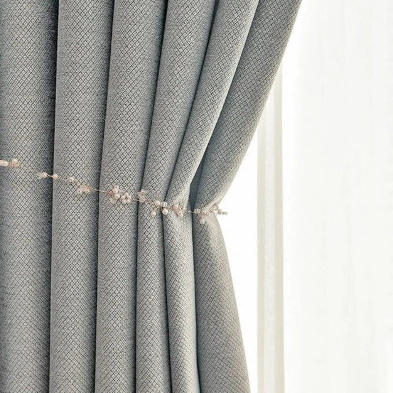 Rideau de salon élégant gris avec motif géométrique, idéal pour la décoration intérieure moderne, agrémenté d'un embrasse décoratif discret, apportant une touche de sophistication et de style contemporain à votre espace de vie.