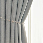 Rideau de salon élégant gris avec motif géométrique, idéal pour la décoration intérieure moderne, agrémenté d'un embrasse décoratif discret, apportant une touche de sophistication et de style contemporain à votre espace de vie.