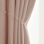 Rideau beige élégant avec motif subtil, parfait pour ajouter une touche de sophistication et souligner l'esthétique de votre intérieur. Accessoirisé avec un galon délicat, cet ensemble rehausse n'importe quelle pièce, apportant une ambiance chaleureuse et accueillante. Idéal pour les salons ou chambres, ce rideau offre une excellente solution pour moduler la lumière et préserver l'intimité.