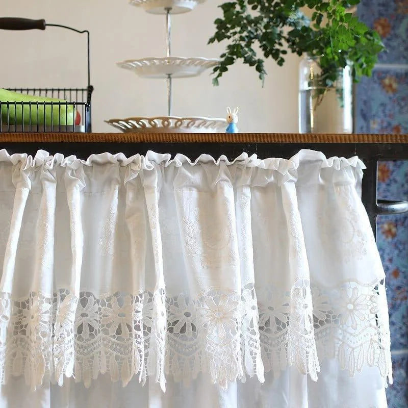 Rideau de cuisine élégant avec détail de dentelle brodée, apportant une touche de charme vintage à votre intérieur. Parfait pour ajouter du style à vos fenêtres tout en préservant l'intimité et la luminosité. Idéal pour une ambiance cosy et accueillante. Adapté à divers types de décorations d'intérieur.