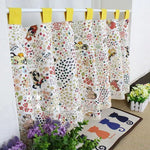 Rideau décoratif aux motifs floraux colorés avec pâtère jaune, idéal pour une ambiance joyeuse et lumineuse. Tapis assorti illustré de chats stylisés en bleu et orange. Parfait pour personnaliser un espace intérieur avec originalité et douceur.