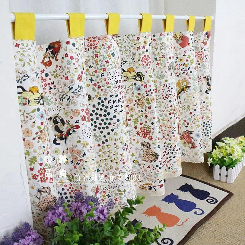Rideau décoratif aux motifs floraux colorés avec pâtère jaune, idéal pour une ambiance joyeuse et lumineuse. Tapis assorti illustré de chats stylisés en bleu et orange. Parfait pour personnaliser un espace intérieur avec originalité et douceur.