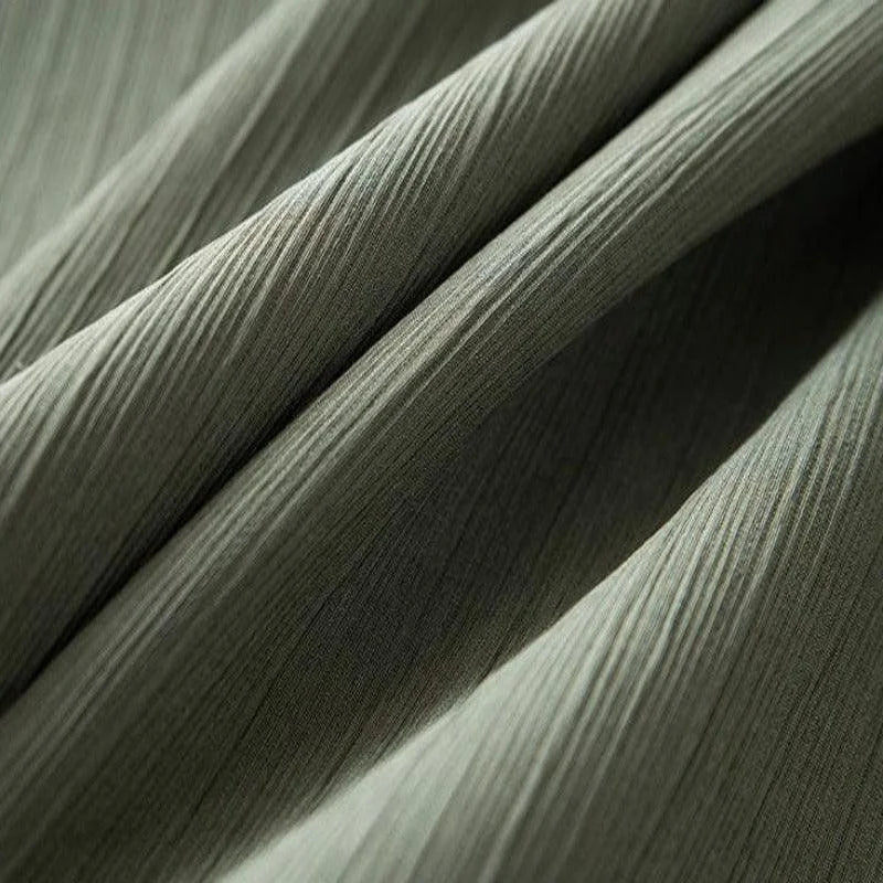Texture plissée de couleur grise, idéale pour la décoration intérieure et la confection de vêtements, offrant un design élégant et moderne.