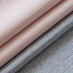 Tissus élégants dans des tons pastel roses et gris, parfaits pour la décoration intérieure ou la confection de vêtements, offrant une touche de douceur et de modernité à tout espace de vie.