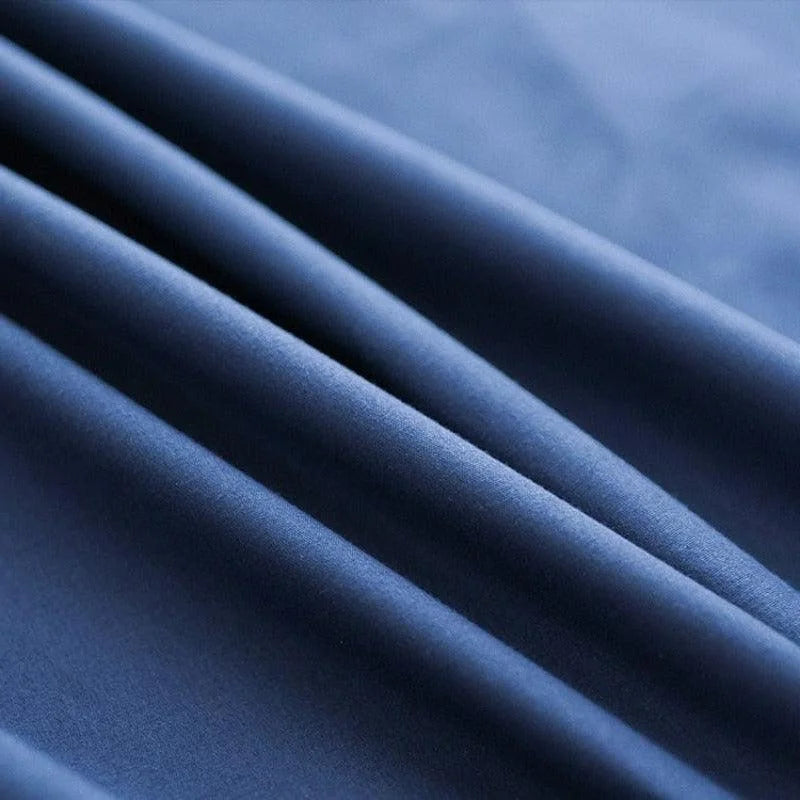 Tissu bleu marine de haute qualité, idéal pour la confection de vêtements élégants. Texture douce et lisse, parfaite pour un look chic et raffiné. Idéal pour les tenues de soirée ou d'affaires nécessitant sophistication et style.