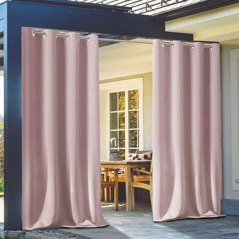 Double rideau rose élégant pour terrasse extérieure, idéal pour créer une atmosphère intime et raffinée. Parfait pour embellir votre espace de vie en plein air, il offre une protection contre le soleil tout en apportant une touche de sophistication à votre jardin ou balcon. Facile à installer grâce à ses œillets robustes, ce rideau est un choix pratique et esthétique pour vos besoins d'aménagement extérieur.