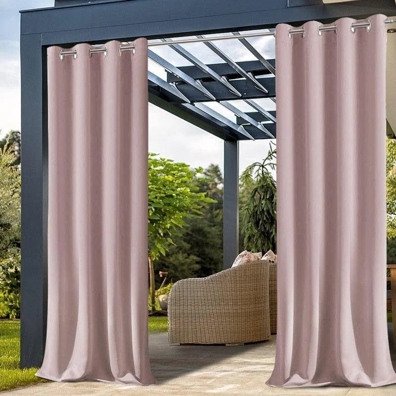 Paire de rideaux occultants pour pergola, idéaux pour créer un espace extérieur intimiste. Ces rideaux de couleur douce ajoutent une touche d'élégance à votre jardin ou terrasse. Installation facile grâce aux œillets métalliques, parfaits pour la protection contre le soleil et l'intimité. Design moderne et esthétique, adaptée à tous les styles d'aménagement extérieur.