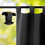 Rideau opaque noir pour une décoration intérieure moderne. Idéal pour bloquer la lumière et favoriser l'intimité. Présente des passants robustes pour une installation facile sur la tringle. Conçu pour s'intégrer harmonieusement dans tout espace de vie, bureau ou chambre à coucher.