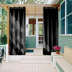 Rideaux noirs élégants pour terrasses extérieures, offrant intimité et style. Ils sont accrochés sur une pergola en bois, créant un coin détente idéal. Apportez une touche contemporaine à votre espace extérieur avec ces rideaux qui se marient parfaitement à la décoration existante. Transformez votre terrasse en un havre de paix moderne et invitant.
