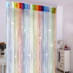 Rideau décoratif multicolore idéal pour ajouter une touche de couleur et de luminosité à votre intérieur. Parfait pour séparer les espaces avec élégance. Facile à installer, il convient à tous types de pièces. Ajoute une ambiance joyeuse et vivante à votre décoration d'intérieur.
