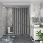 Rideau de douche élégant gris pour salle de bain moderne, offrant une solution pratique et esthétique pour protéger des éclaboussures d'eau. Idéal pour créer une ambiance sophistiquée, ce rideau s'intègre harmonieusement dans un décor aux murs à motifs marbrés et aux sols en pierre. Accessoire incontournable pour une salle de bain contemporaine.