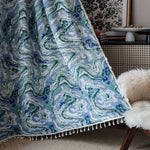 Plaid décoratif avec motifs en spirale dans les tons bleus et verts, idéal pour ajouter une touche élégante à votre salon. Parfait pour une déco contemporaine, ce plaid avec franges s'intègre harmonieusement à tout type d'intérieur. Accessoire essentiel pour créer une ambiance cosy et chaleureuse.