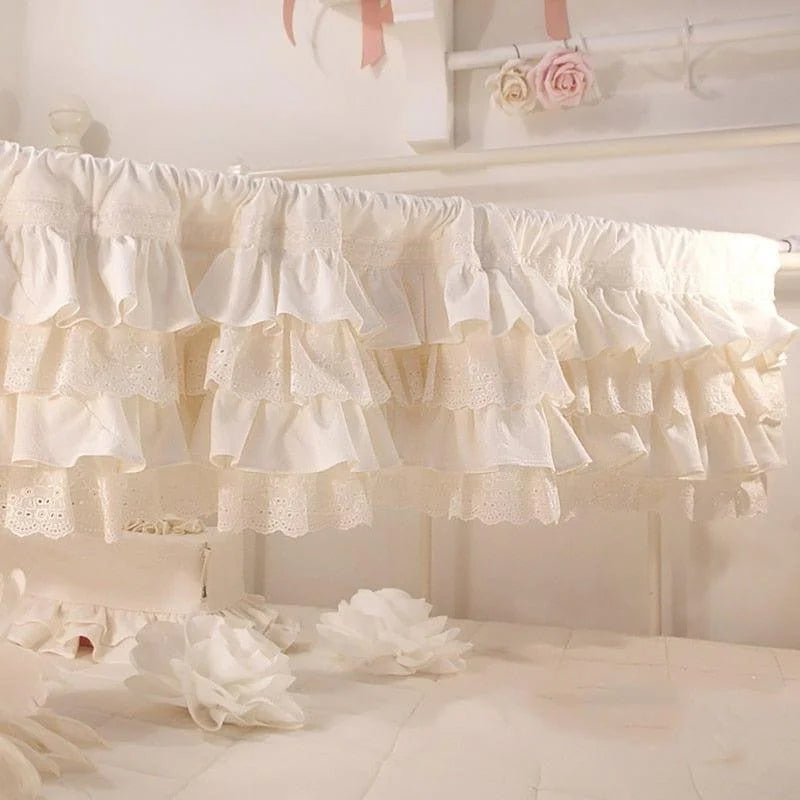 Jupe de lit élégante avec volants fluides et délicat motif floral pour chambre romantique, parfait pour ajouter une touche de charme classique et raffiné à votre décoration intérieure.