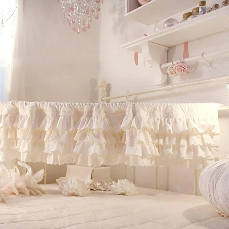 Décoration de chambre bébé avec volants élégants et détails sophistiqués, idéale pour créer un espace élégant et confortable. Design raffiné et ambiance apaisante pour une nurserie accueillante et harmonieuse.
