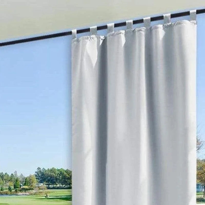 Voilage blanc moderne suspendu devant une fenêtre avec vue sur un paysage verdoyant. Idéal pour illuminer et rafraîchir votre intérieur tout en préservant votre intimité. Parfait pour salons, chambres ou bureaux, ce rideau s'intègre harmonieusement dans tout style de décoration. Découvrez comment apporter une touche élégante et apaisante à votre espace avec ce voilage chic.