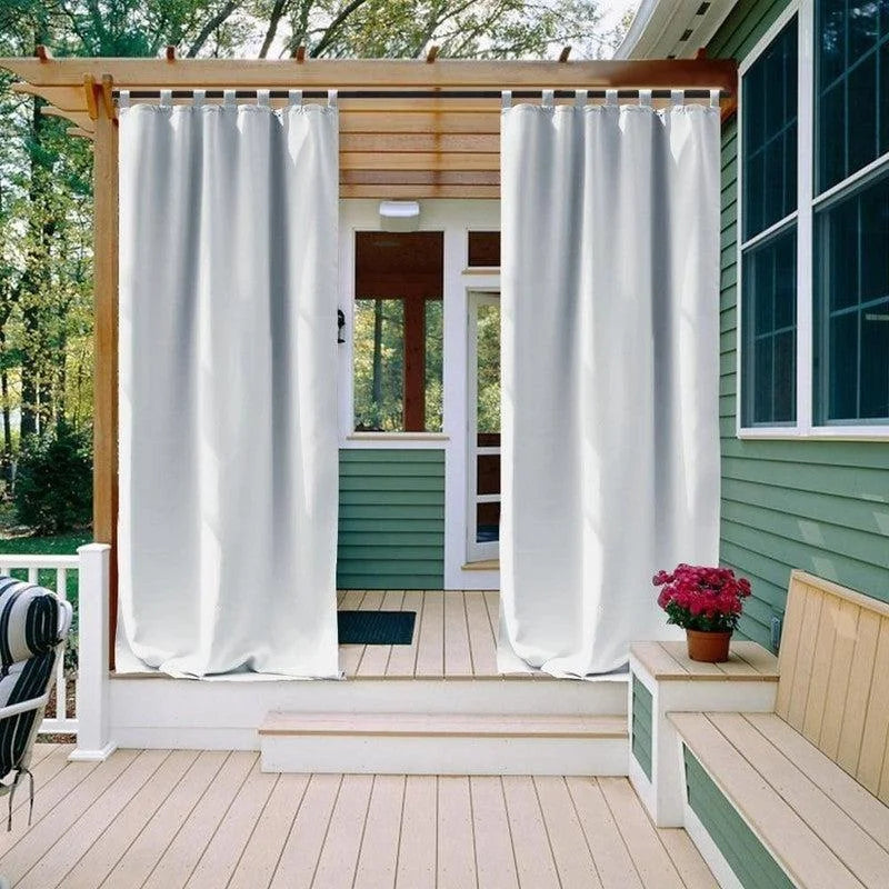 Rideaux élégants de terrasse en blanc, parfaits pour ajouter une touche de sophistication à votre espace extérieur. Idéal pour créer une atmosphère chaleureuse sur votre porche ou véranda tout en offrant une intimité optimale et une protection contre le soleil. Accessoire décoratif indispensable pour les moments de détente en plein air.