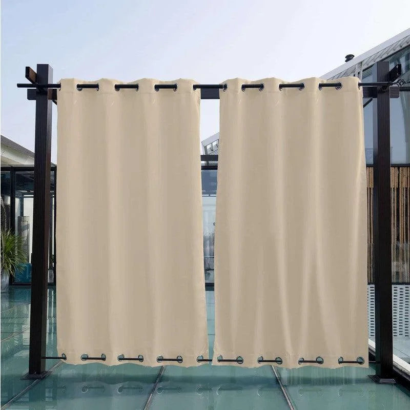 Rideaux d'extérieur élégants pour patio, offrant une solution parfaite pour décorer et protéger votre espace extérieur avec style. Idéals pour créer de l'intimité sur votre terrasse ou pergola, ces rideaux beiges apportent une touche sophistiquée. Rehaussez l'ambiance de votre jardin avec ces accessoires incontournables pour l'aménagement extérieur.