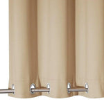 Rideau beige avec œillets en métal pour tringle, idéal pour ajouter une touche élégante à votre intérieur. Facile à installer, il convient parfaitement à un salon ou une chambre. Ajustement précis pour un style moderne et épuré.