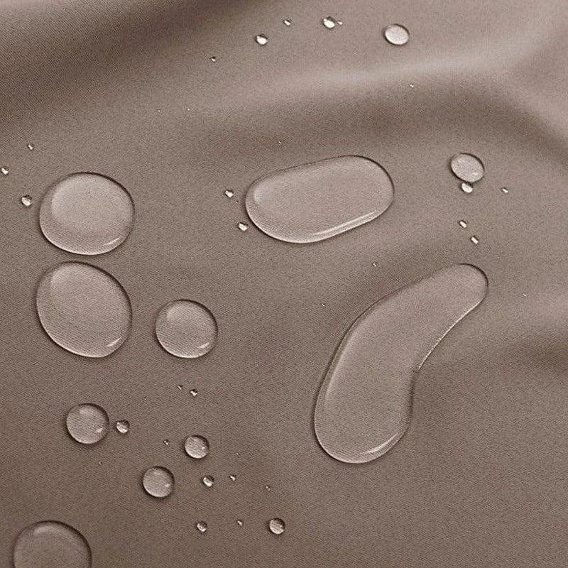 Gouttes d'eau sur une surface imperméable, démontrant l'efficacité contre l'humidité. Surface résistante et protectrice idéale pour des applications extérieures. Résistance à l'eau assurée, parfait pour les conditions météorologiques défavorables.
