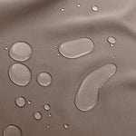Gouttes d'eau sur une surface imperméable, démontrant l'efficacité contre l'humidité. Surface résistante et protectrice idéale pour des applications extérieures. Résistance à l'eau assurée, parfait pour les conditions météorologiques défavorables.