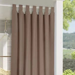 Rideau occultant marron avec œillets, idéal pour la décoration intérieure et l'intimité. Parfait pour le salon ou la chambre, il apporte une touche d'élégance et de confort tout en filtrant la lumière. Facile à installer et à entretenir, ce rideau rehausse votre espace de vie avec style. Disponible en plusieurs dimensions pour s'adapter à toutes les fenêtres.