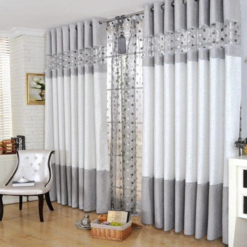Rideaux élégants gris et blancs à motifs pour salon moderne, décoration intérieure raffinée, rideaux opaques avec motifs pour fenêtre, ambiance chaleureuse et sophistiquée.