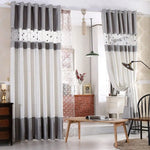 Rideaux élégants pour salon moderne, combinaison de couleurs gris et blanc, ajout de style contemporain à votre intérieur. Idéal pour créer une ambiance lumineuse et accueillante, transformant votre espace de vie avec une touche élégante. Parfait pour améliorer la décoration tout en préservant l'intimité.