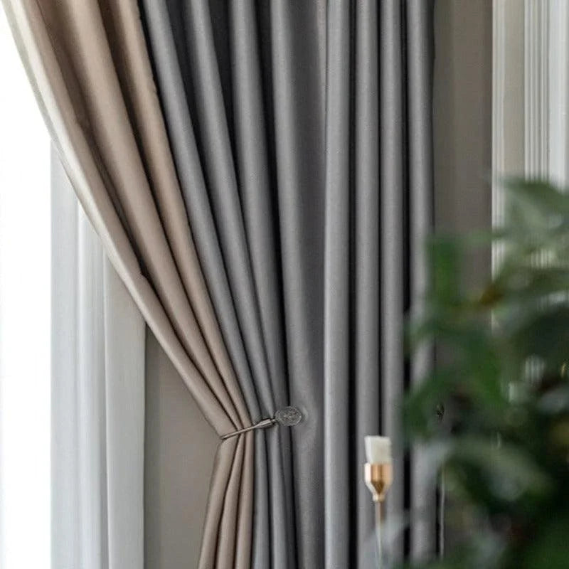 Rideaux élégants et modernes dans des tons gris et beige, ajoutant une touche sophistiquée à la décoration intérieure. Parfaits pour contrôler la lumière naturelle dans le salon ou la chambre, ces rideaux apportent un style contemporain à tout espace de vie.