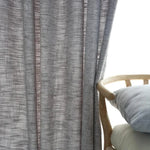 Rideau gris élégant aux motifs modernes, idéal pour salon ou chambre, créant une ambiance chaleureuse et confortable. Parfait pour harmoniser la décoration intérieure.