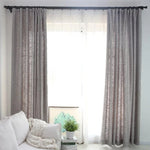 Rideaux élégants gris clair pour salon moderne, apportant luminosité et style à votre intérieur. Ideal pour filtrer la lumière tout en préservant l'intimité. Accessoire déco incontournable pour un espace de vie contemporain et accueillant.