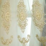 Rideau en dentelle élégante avec motifs floraux dorés, ajoutant une touche de sophistication et de luxe à votre décoration intérieure. Parfait pour un salon ou une chambre à coucher, ce rideau en tissu transparent offre une ambiance lumineuse et aérée tout en préservant l'intimité de votre espace.