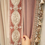 Rideau élégant en tissu beige et rose avec bordure brodée florale et perles. Décoration frangée sophistiquée sur le côté, idéale pour ajouter une touche de luxe à votre salon ou chambre. Accessoire parfait pour un intérieur raffiné et moderne.
