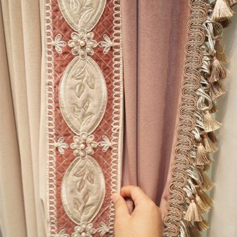 Rideau élégant en tissu beige et rose avec bordure brodée florale et perles. Décoration frangée sophistiquée sur le côté, idéale pour ajouter une touche de luxe à votre salon ou chambre. Accessoire parfait pour un intérieur raffiné et moderne.